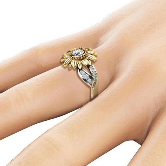 18K White & Gold Diamond Sunflower Ring - Picture 3 of 4
